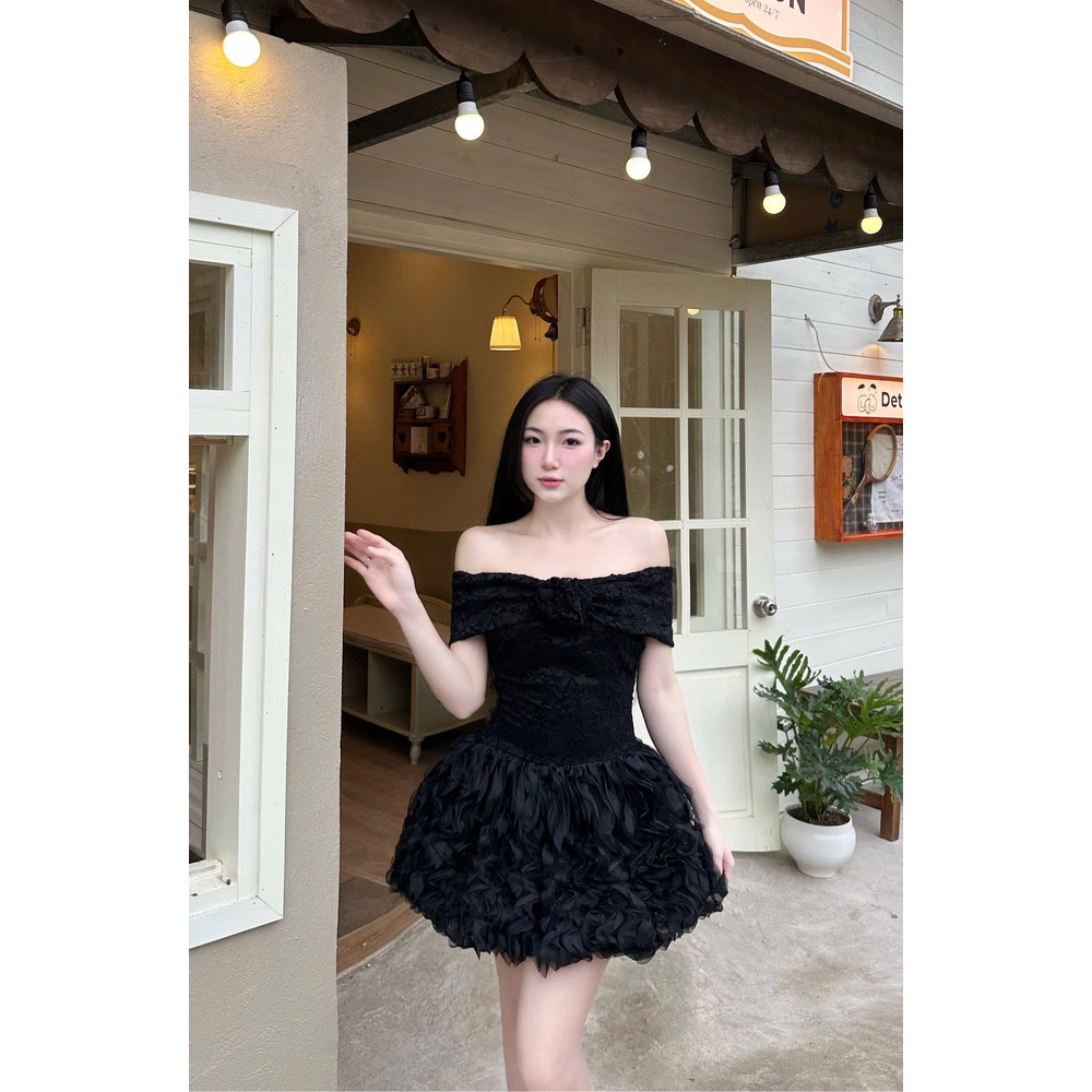 Đầm thiết kế trễ vai ren nơ hoa tùng gợi sóng