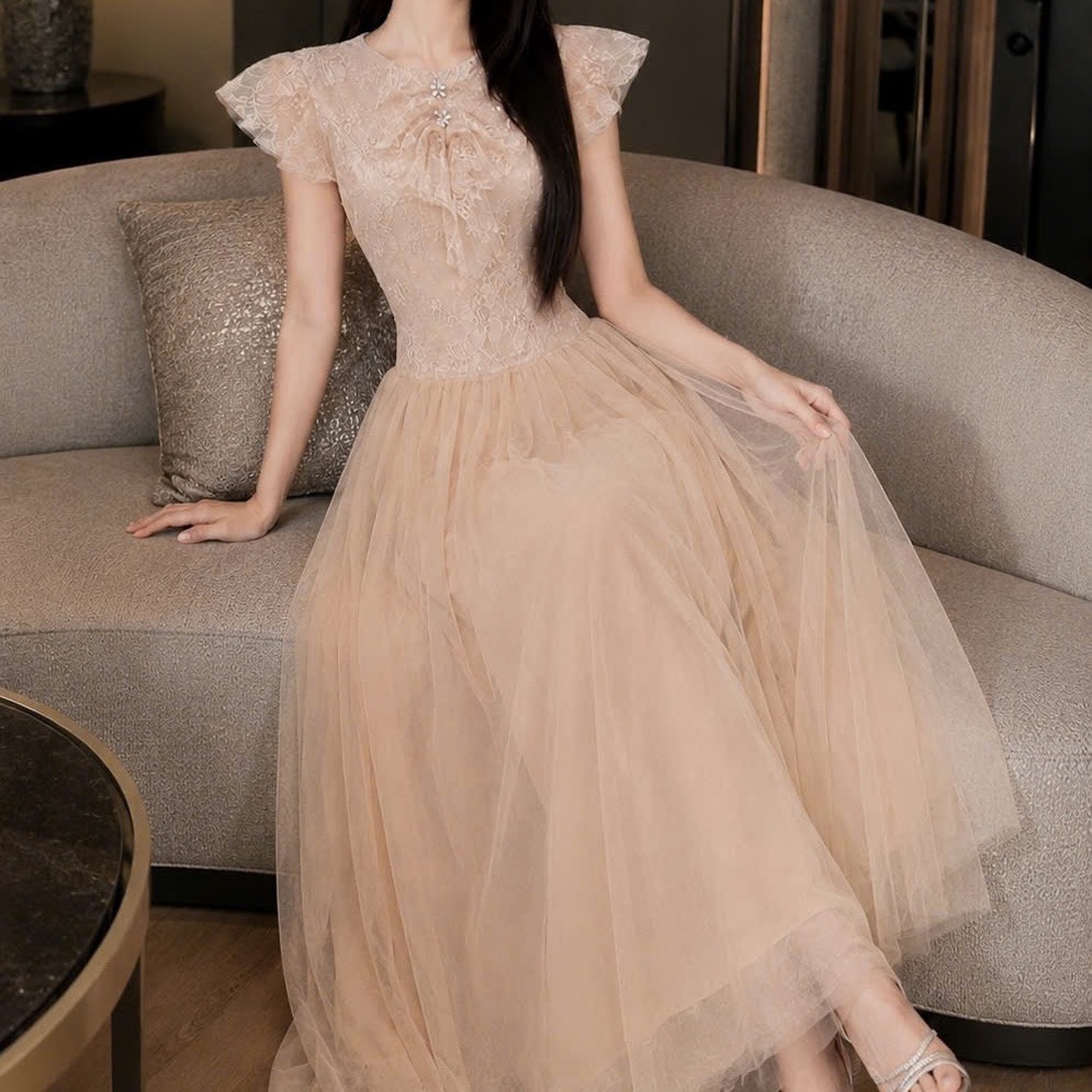 Đầm thiết kế ren tay phồng hoa nổi tùng xoè