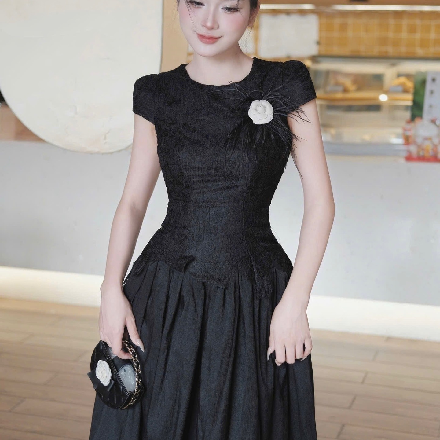 Đầm thiết kế chất ren cổ tròn phối chân tơ tặng hoa 3 màu đen kem trắng