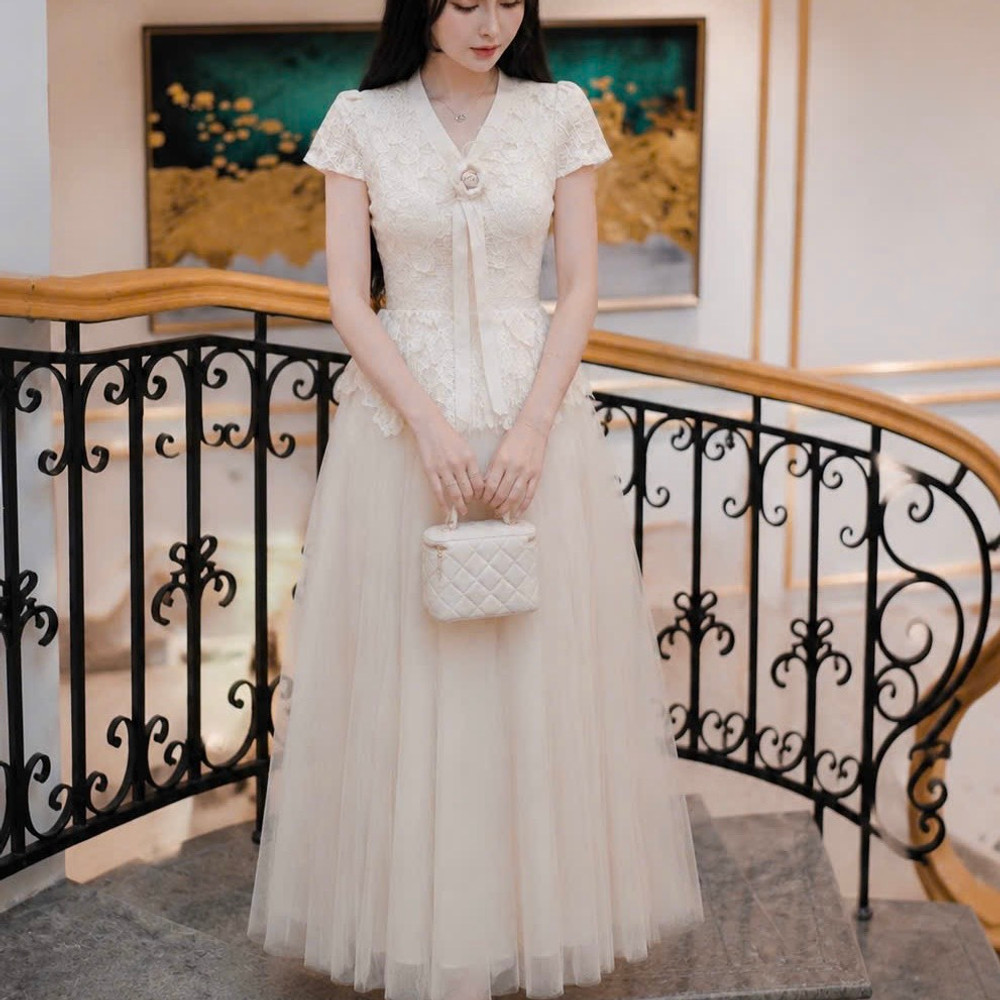 Đầm thiết kế ren hoa ngực cổ V tùng xoè