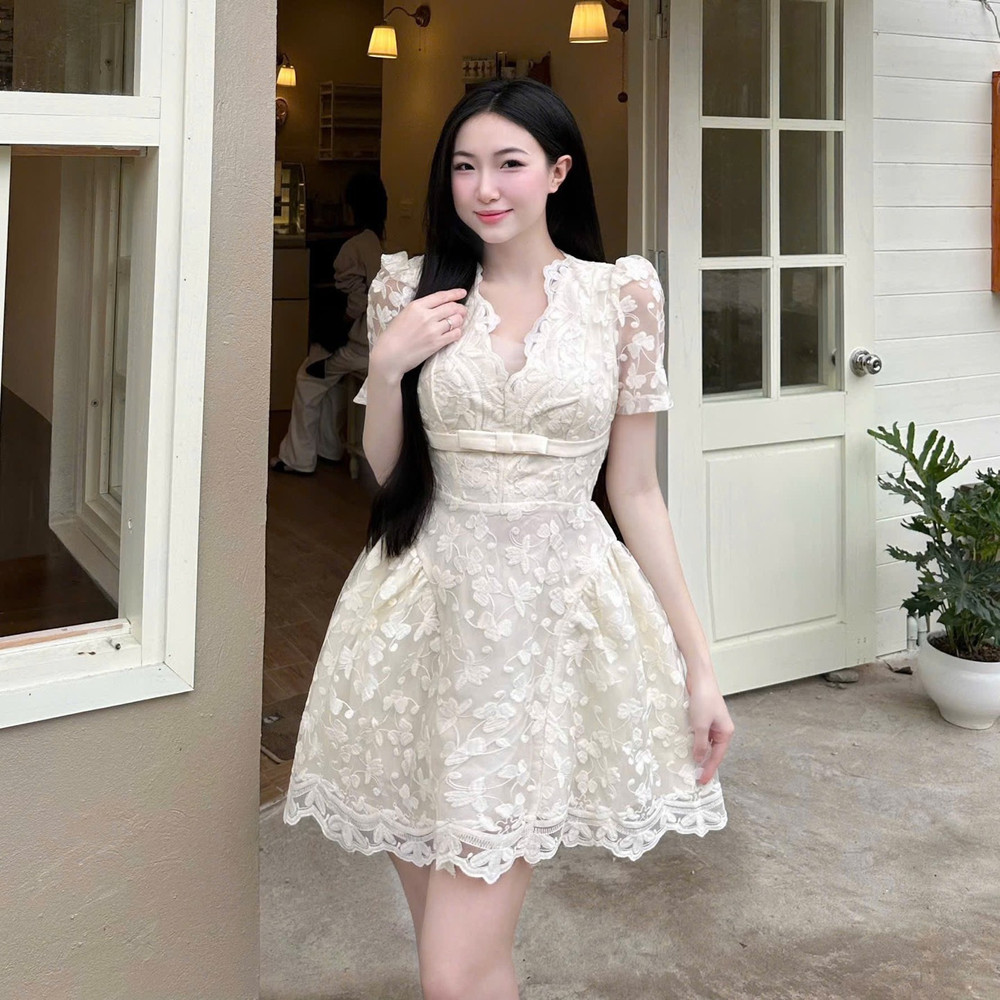Đầm thiết kế ren cổ chữ V đính nơ trước ngực