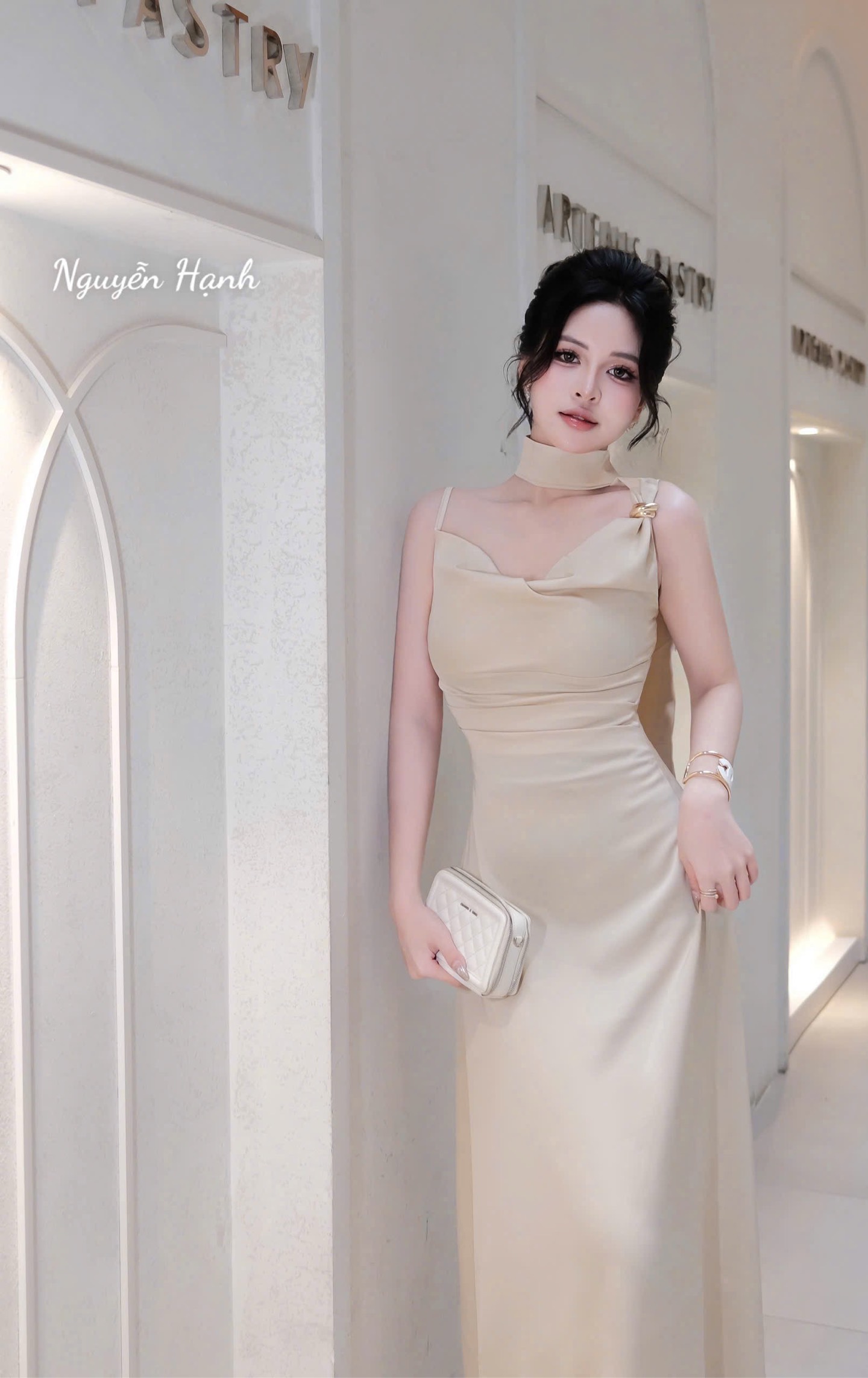 Đầm lụa dây nhúng ngực kèm vòng vàng