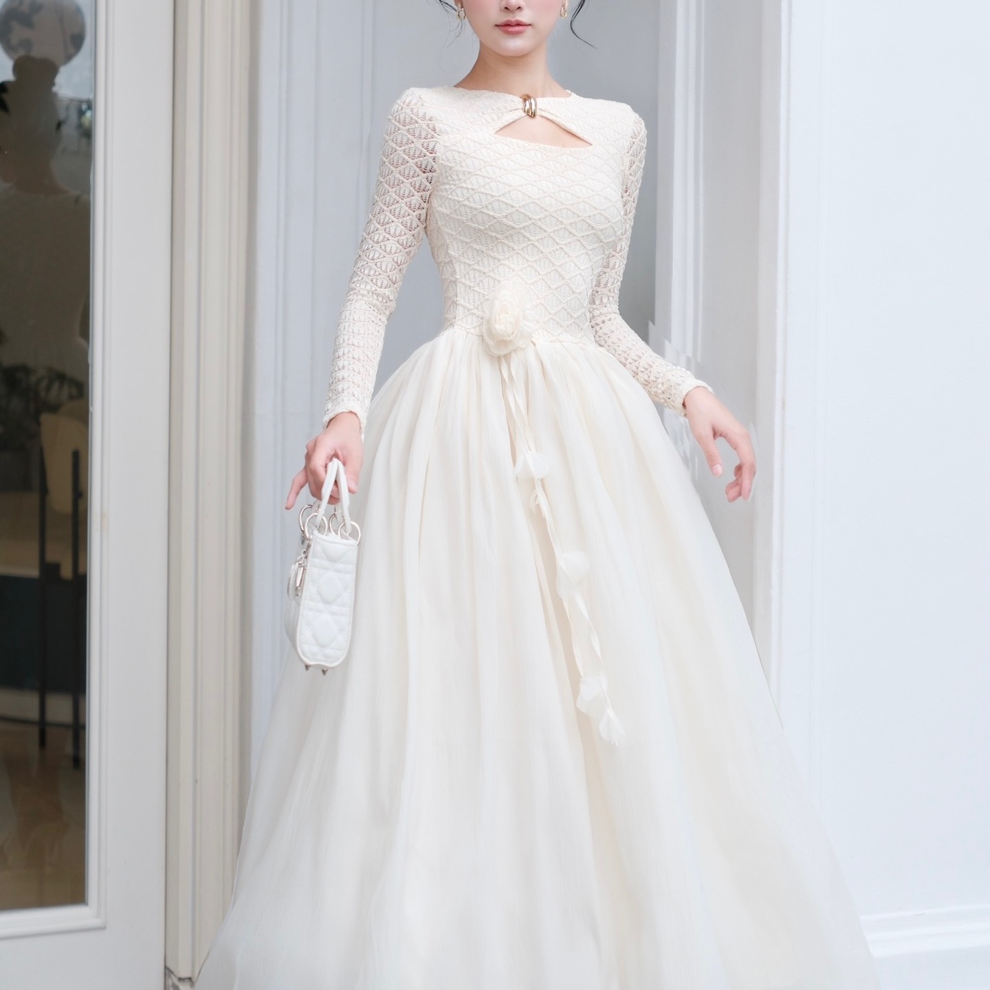 Đầm thiết kế tay dài lưới dáng xoè khoét ngực sang chảnh