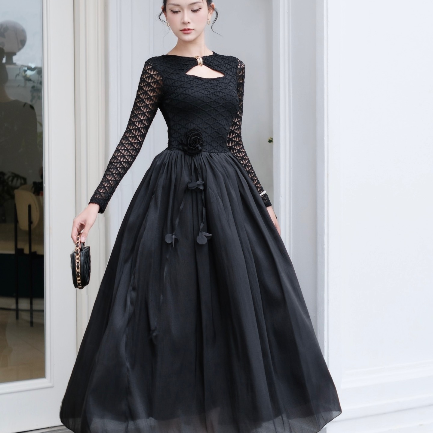 Đầm thiết kế tay dài lưới dáng xoè khoét ngực sang chảnh