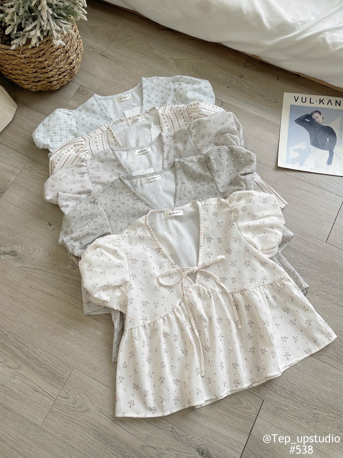 Áo kiểu chữ V cột nơ hoa nhí