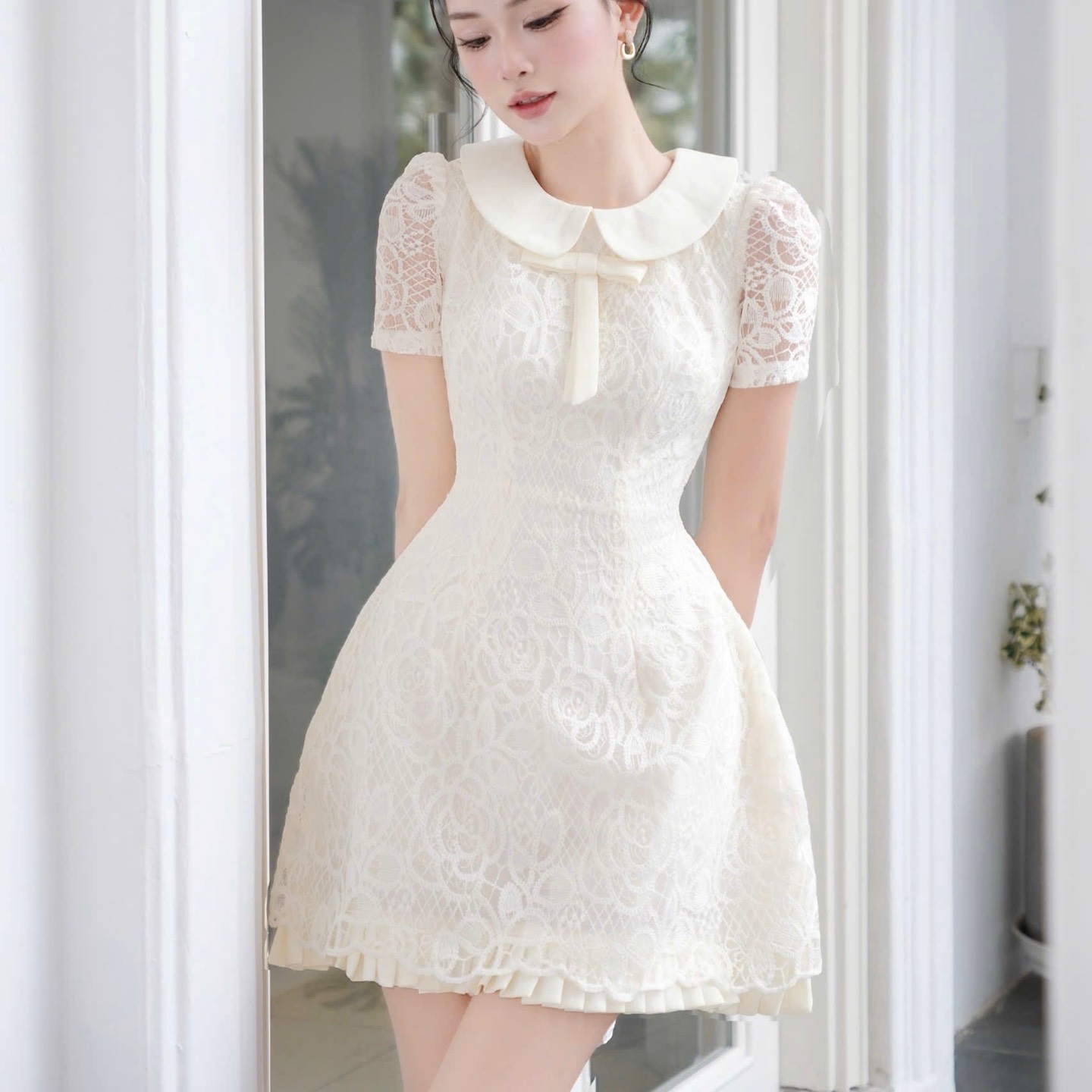 Đầm ngắn chữ A cổ sen ren trẻ trung thiết kế