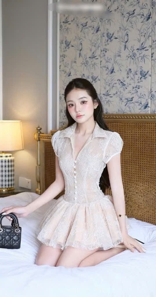 Đầm ren cổ V nút bọc xoè