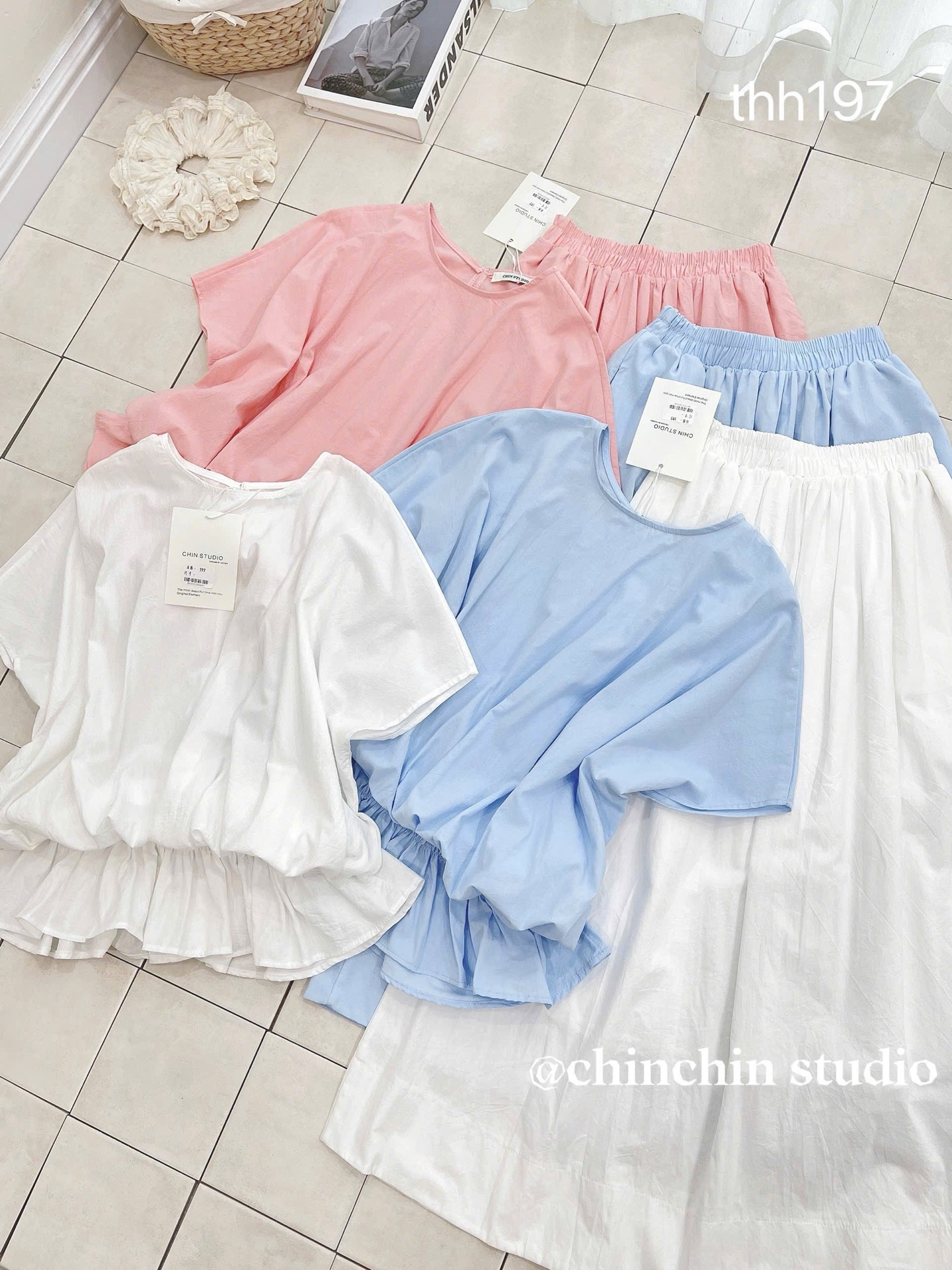Set áo cổ tròn nhúng bèo chân váy phồng dài