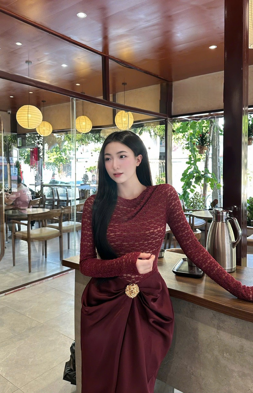 Đầm thiết kế cổ tròn dáng dài ôm body