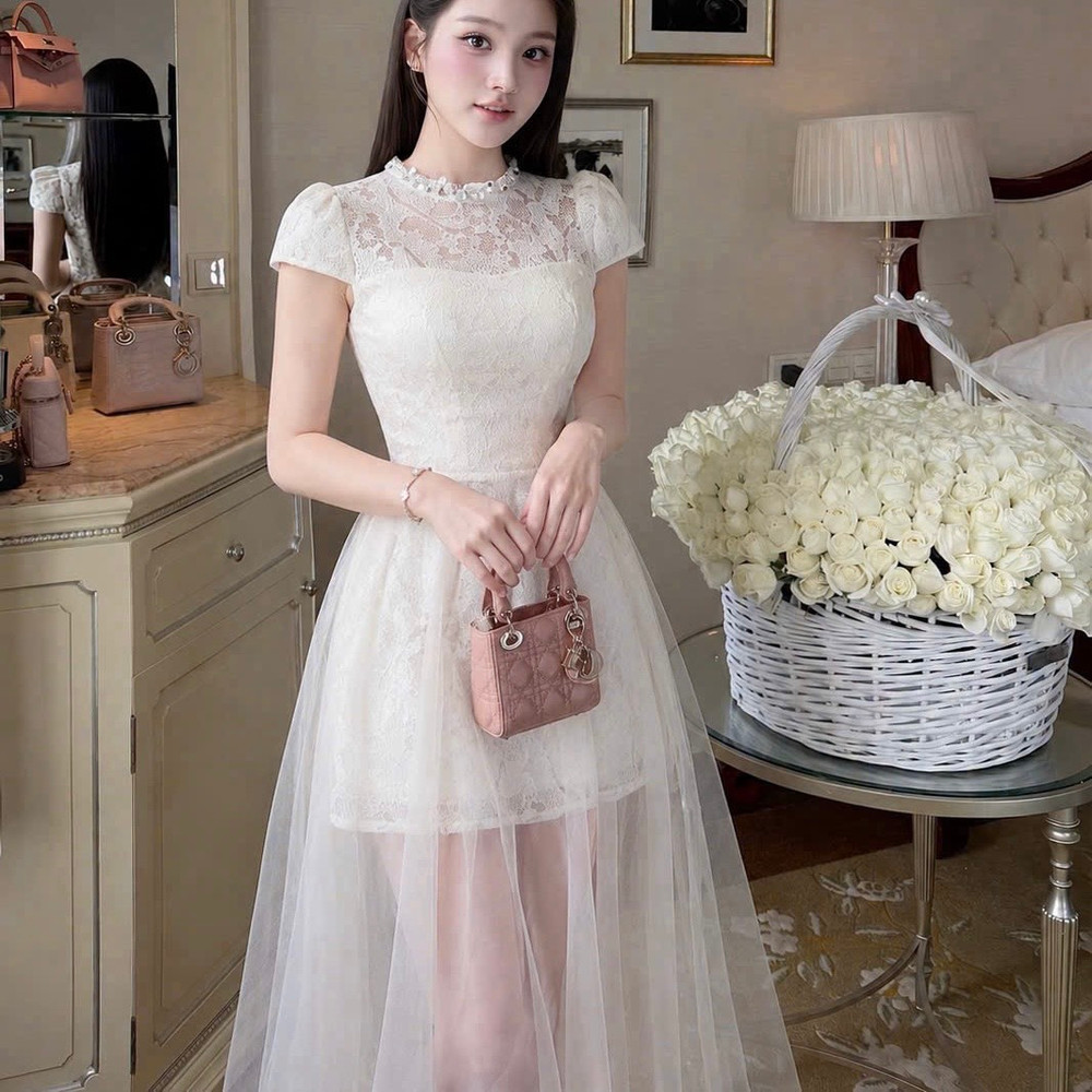 Đầm thiết kế cổ tròn đính đá phối voan xoè