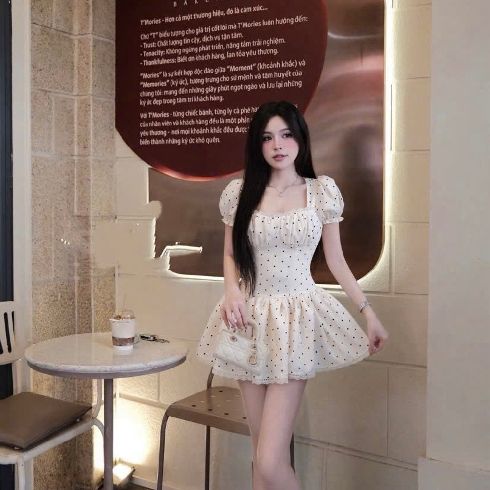 Đầm thiết kế chấm bi cổ vuông tay phồng
