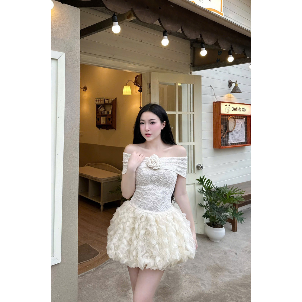 Đầm thiết kế trễ vai ren nơ hoa tùng gợi sóng