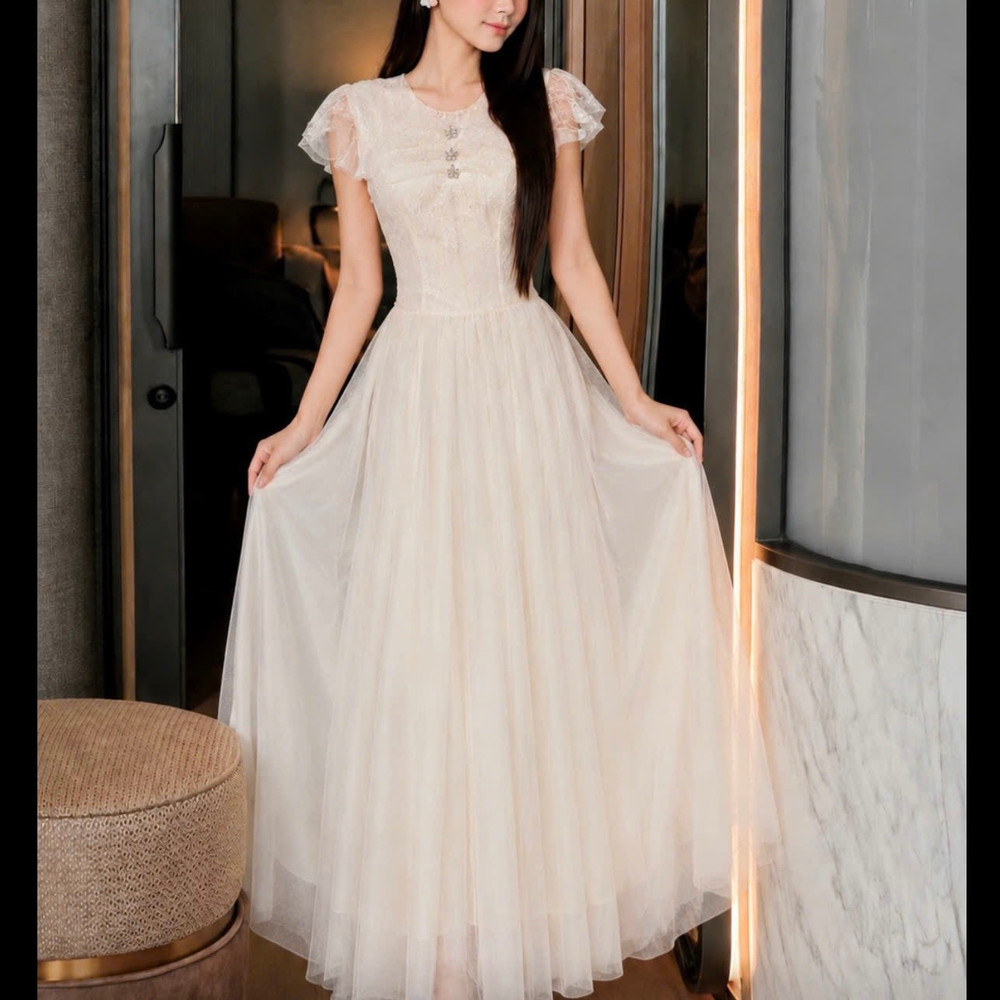 Đầm thiết kế ren tay phồng hoa nổi tùng xoè