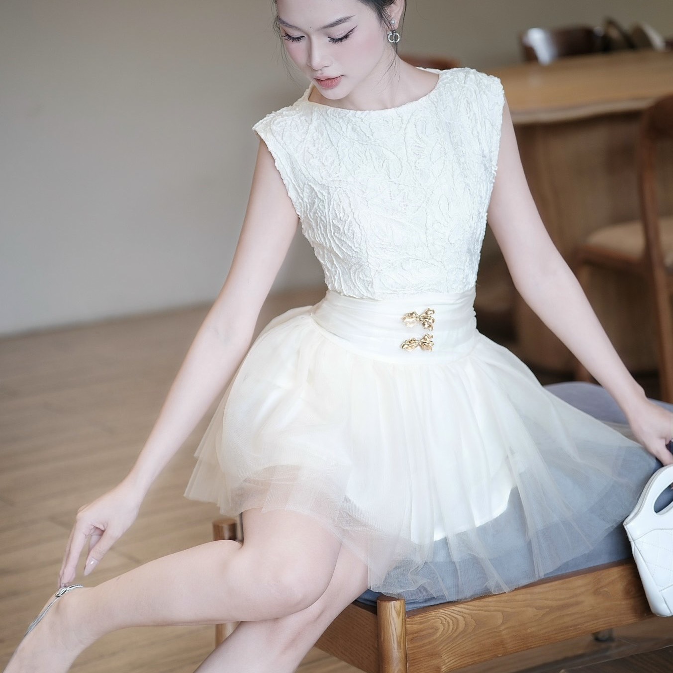 Đầm đi tiệc sát nách cổ tròn dáng ngắn xoè sang chảnh