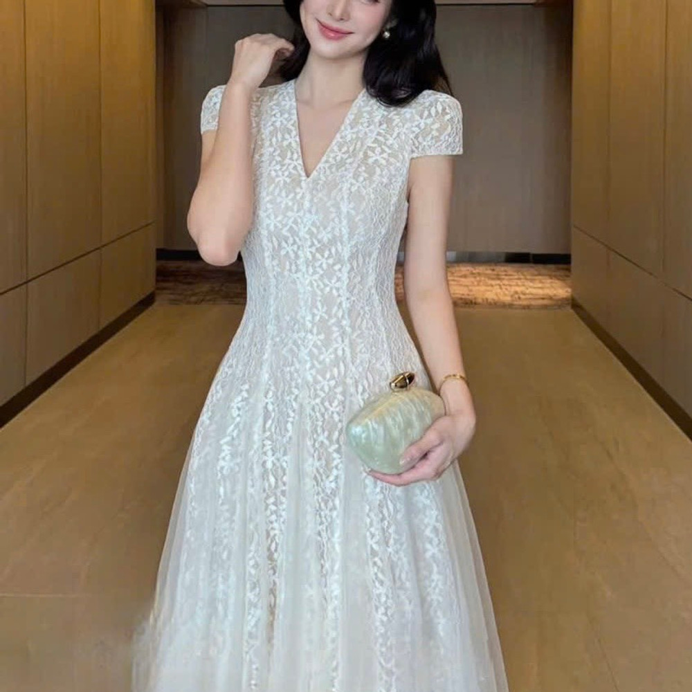 Đầm thiết kế cổ V tay phồng dáng dài
