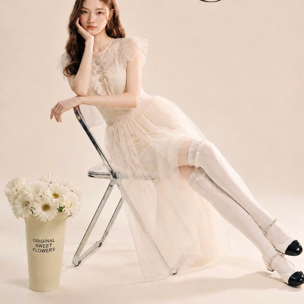 Đầm thiết kế ren tay phồng hoa nổi tùng xoè