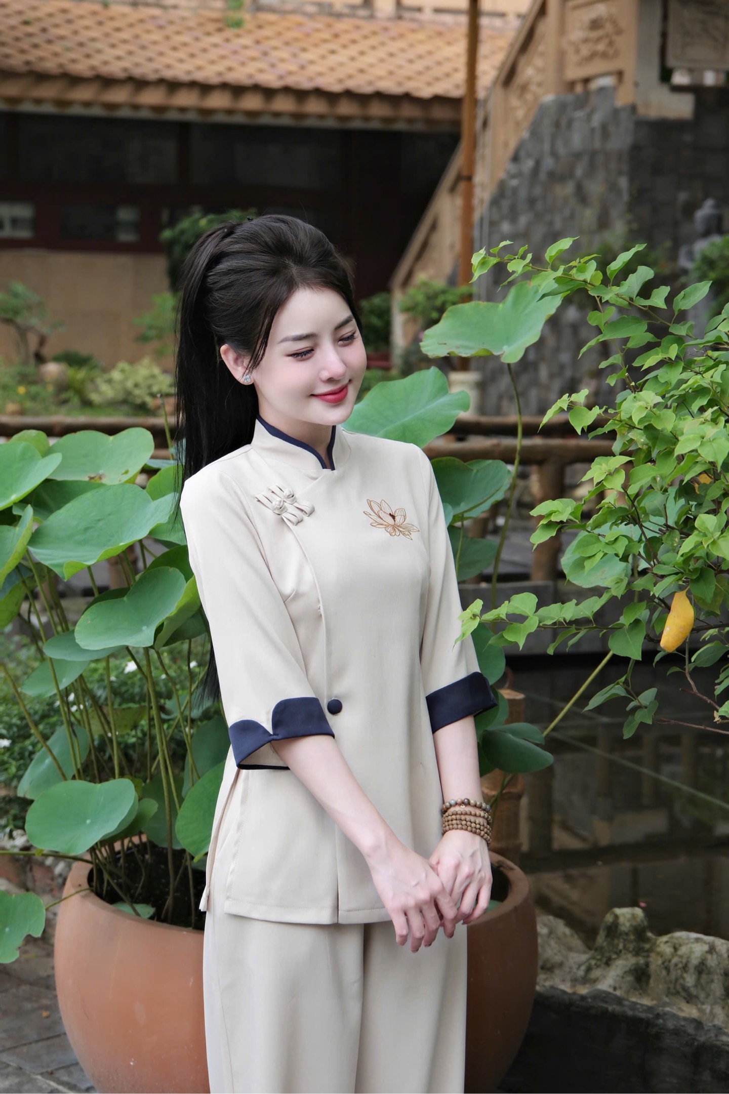 Bộ lam cổ đứng viền thêu sen