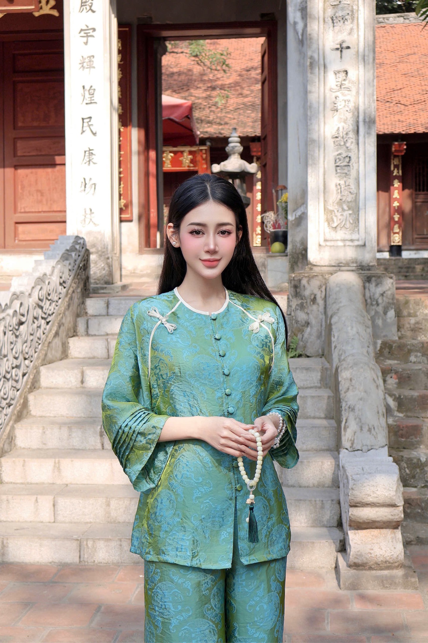 Lam tằm ánh cổ tròn cúc bọc nơ 2 bên vai