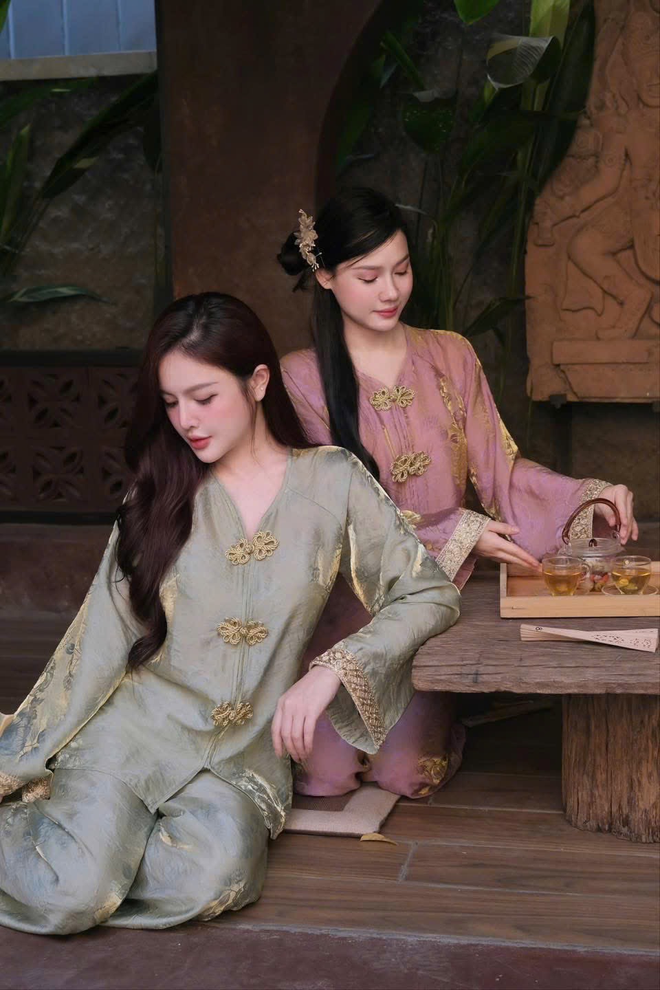 Đồ lam gấm ánh kim nút cài vàng tay áo kim sa