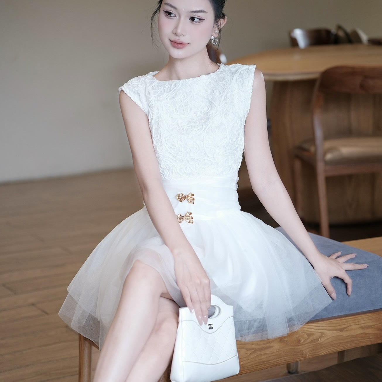 Đầm đi tiệc sát nách cổ tròn dáng ngắn xoè sang chảnh