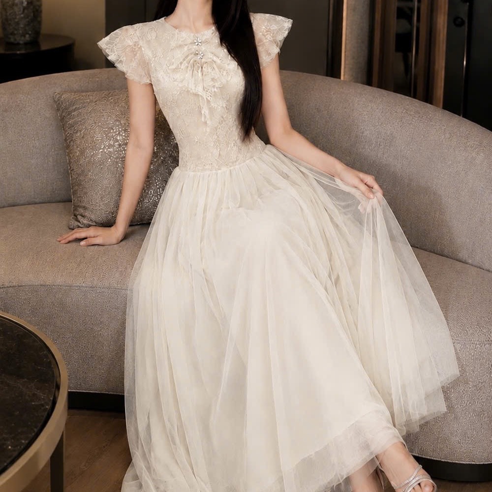 Đầm thiết kế ren tay phồng hoa nổi tùng xoè