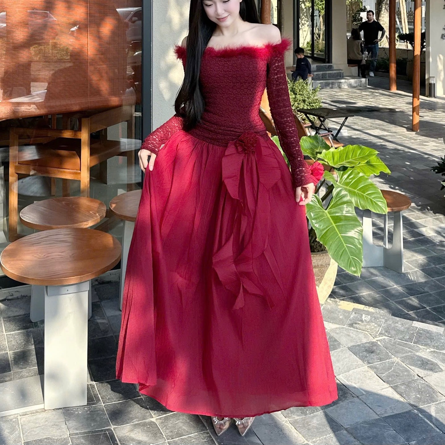 Đầm thiết kế trễ vai ren phối voan viền lông