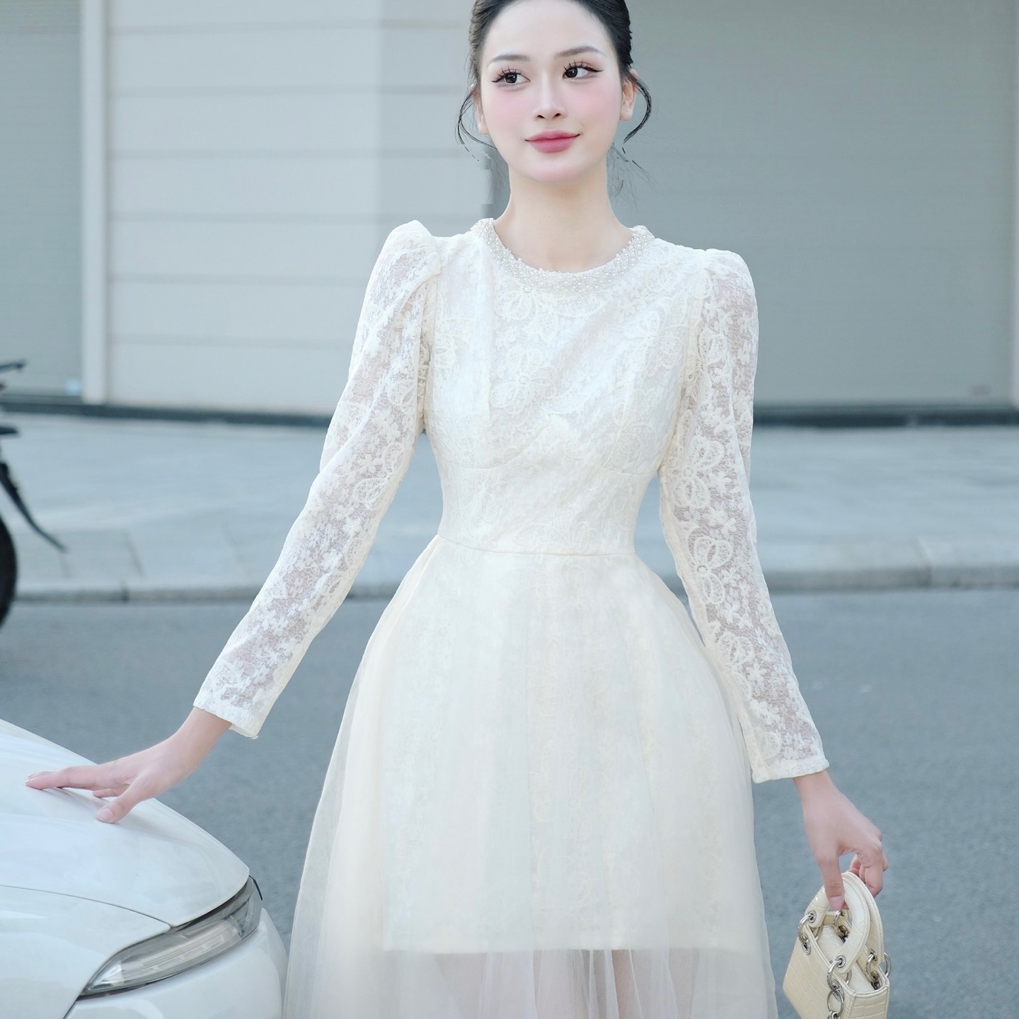Đầm thiết kế cổ tròn đính ngọc chân voan tay dài