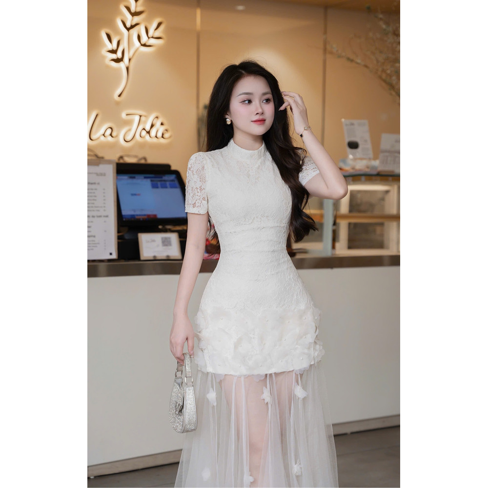 Đầm thiết kế cổ tròn kèm voan mỏng