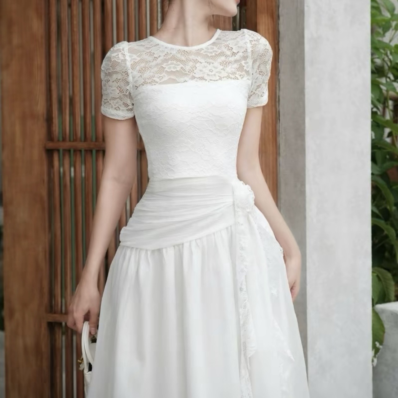 Đầm ren cổ tròn xoè tay nhắn nhúng hoa