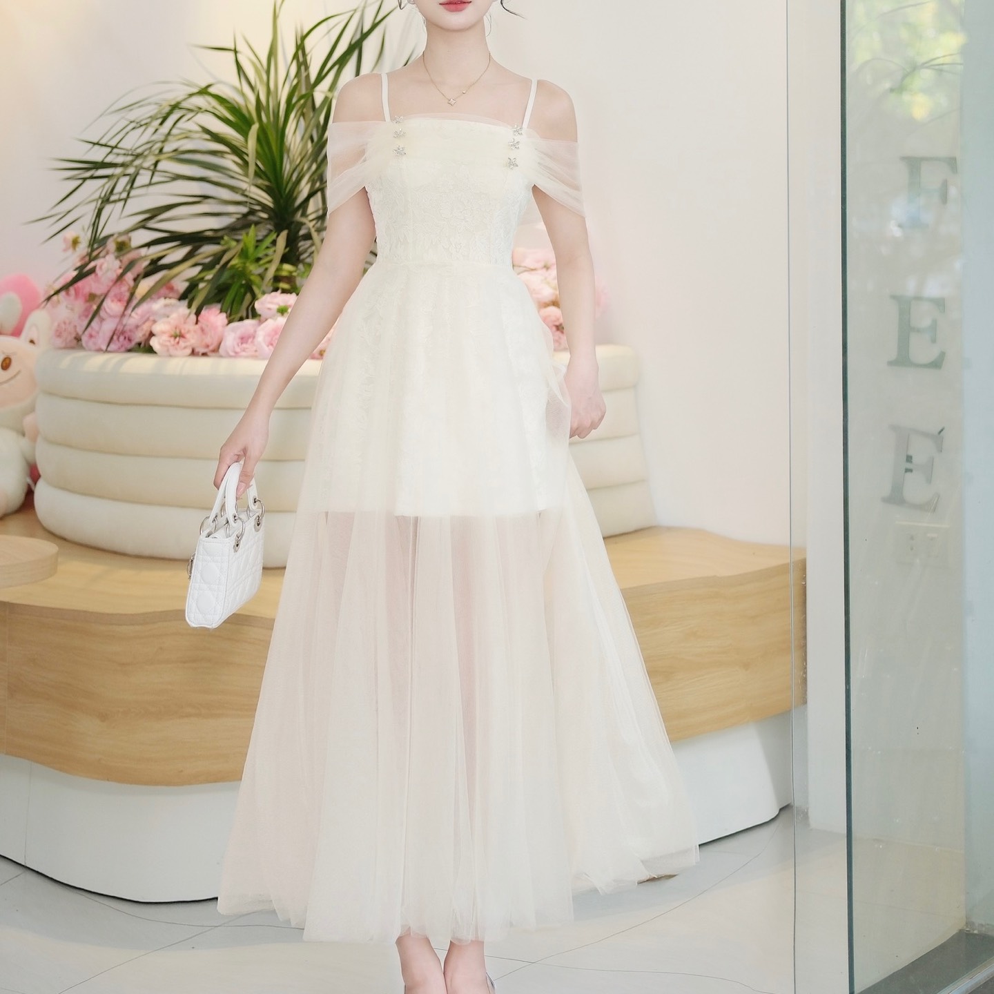 Đầm thiết kế trễ vai dáng dài phối voan chữ A sang trọng đi tiệc