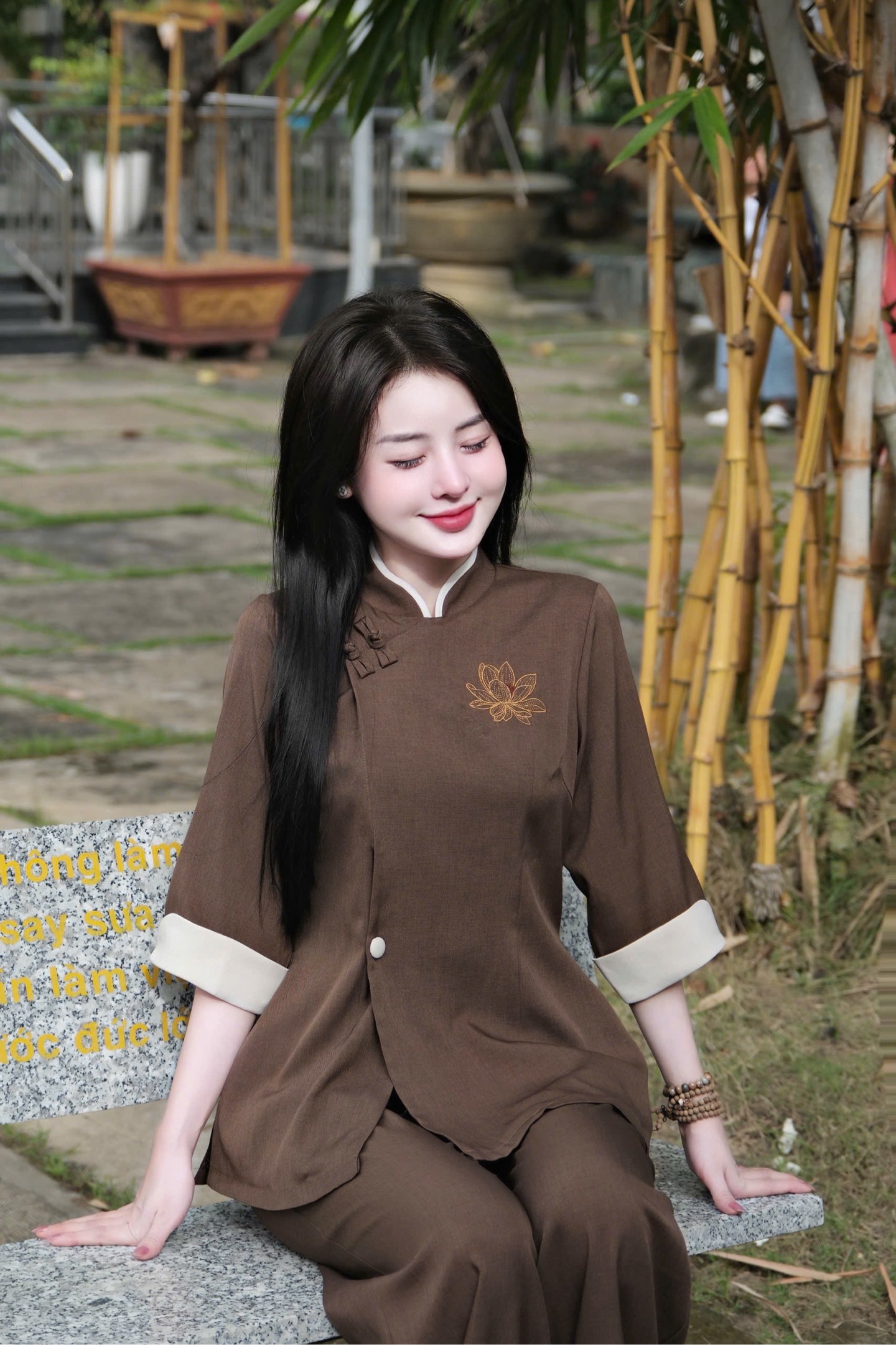Bộ lam cổ đứng viền thêu sen