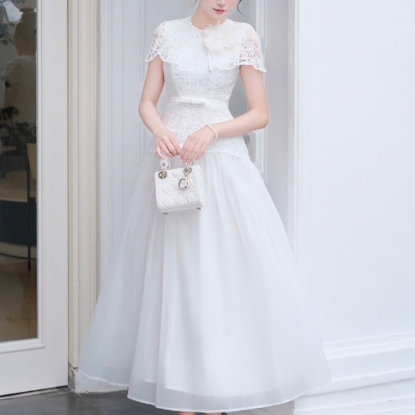 Đầm ren thiết kế choàng vai chân tơ sang chảnh