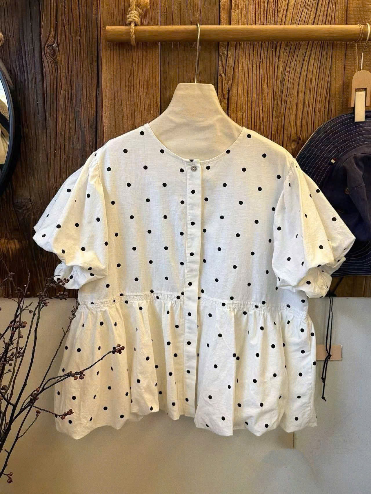 Áo kiểu cổ tròn babydoll chấm bi vàng