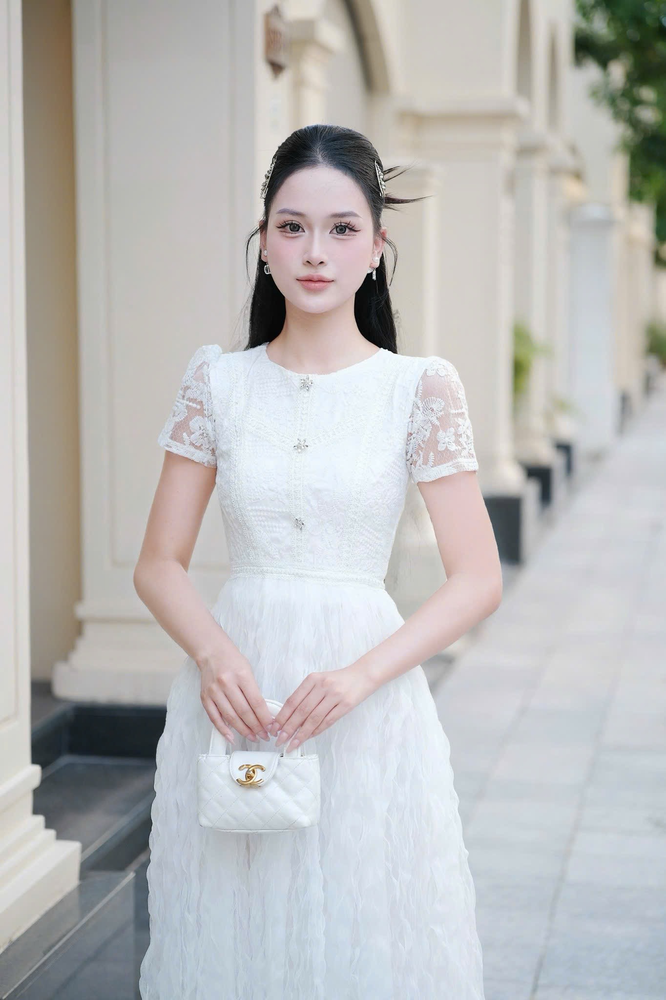 Đầm ren thiết kế cao cấp phối tay ren sang chảnh tầng voan lượn sóng dáng dài trắng kem cổ tròn