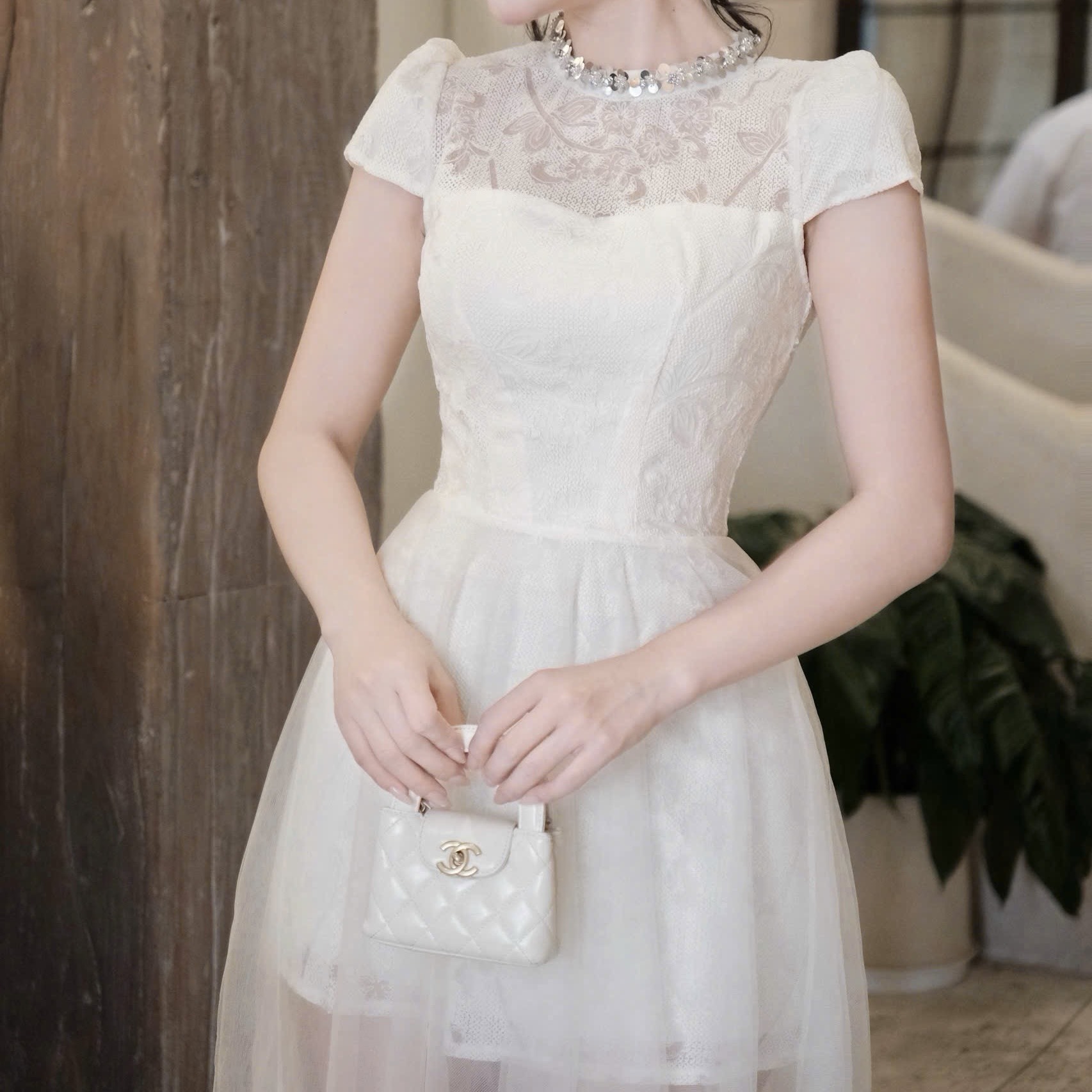 Đầm thiết kế cổ tròn đính đá phối voan xoè