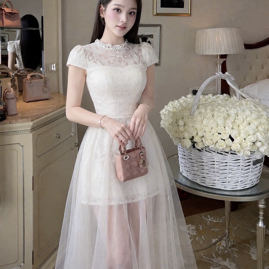 Đầm thiết kế cổ tròn đính đá phối voan xoè