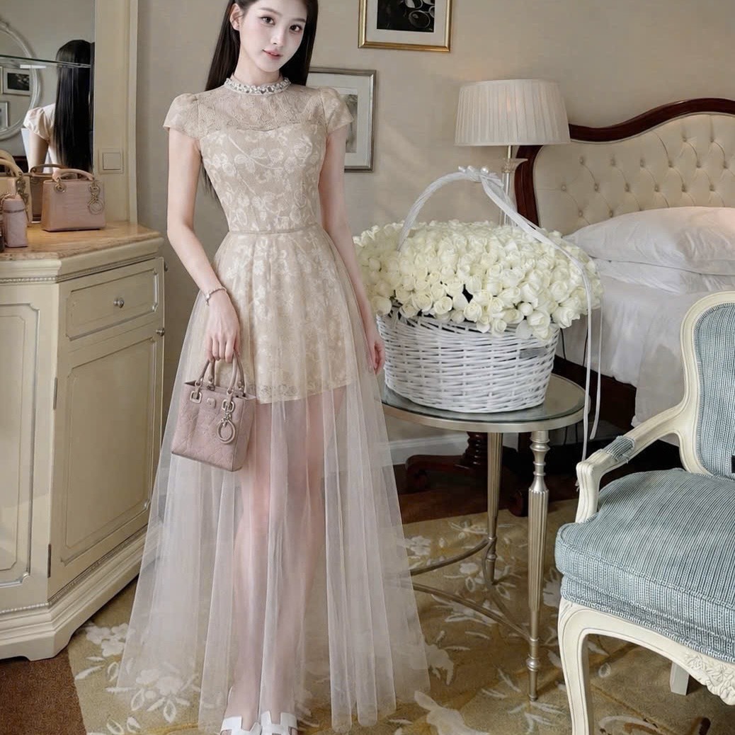 Đầm thiết kế cổ tròn đính đá phối voan xoè