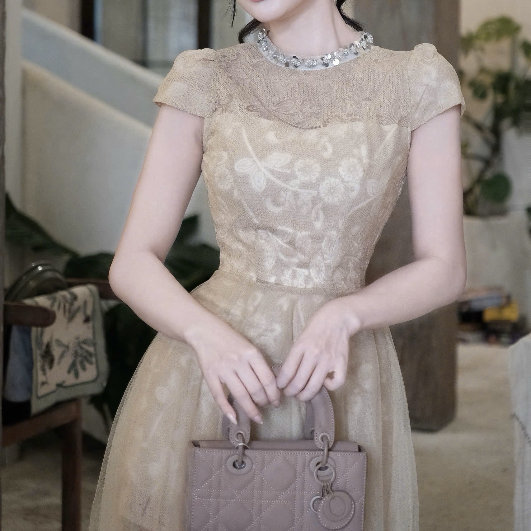 Đầm thiết kế cổ tròn đính đá phối voan xoè