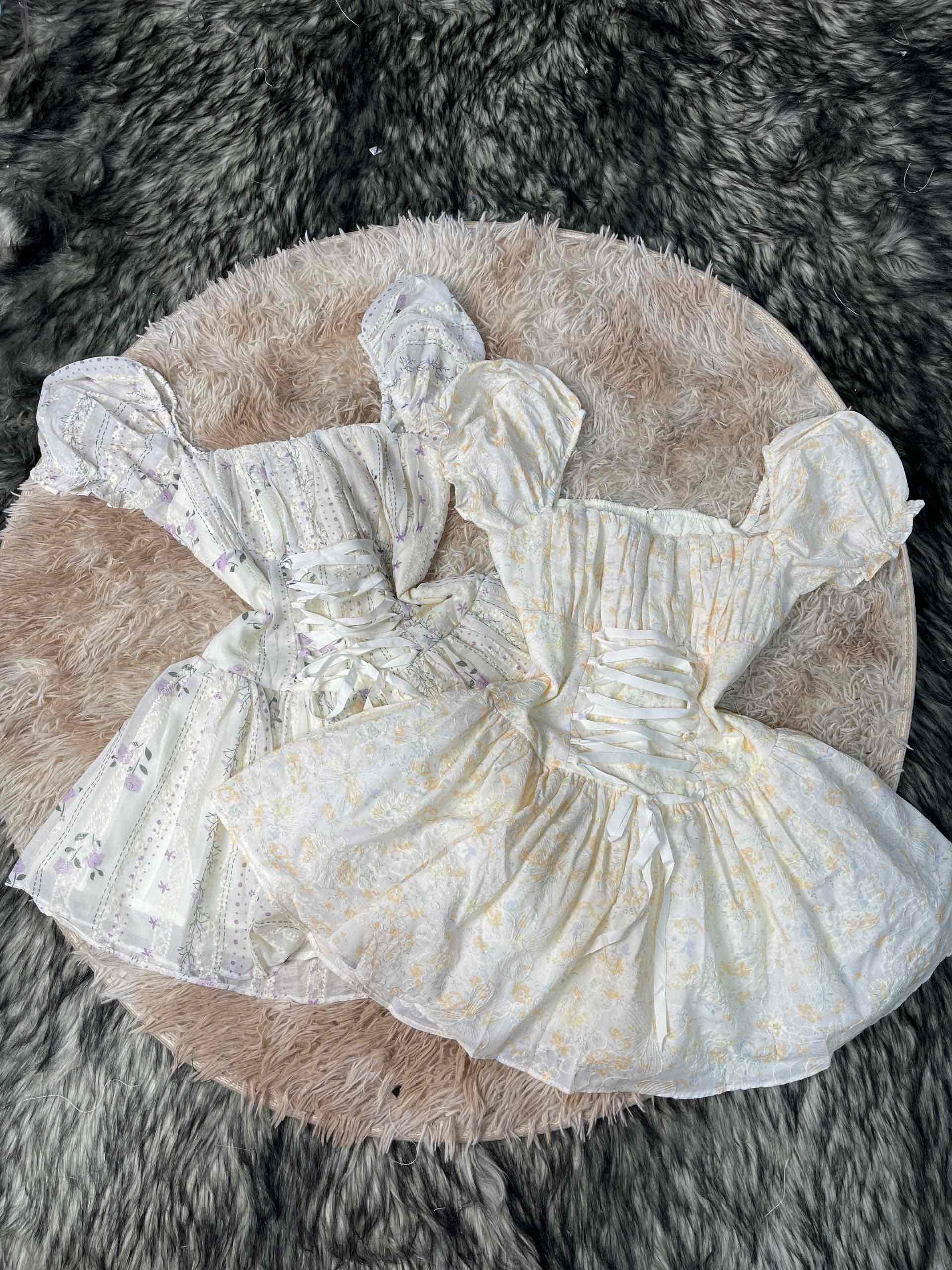 Đầm ngắn cổ bèo hoa nhí đan eo lớn