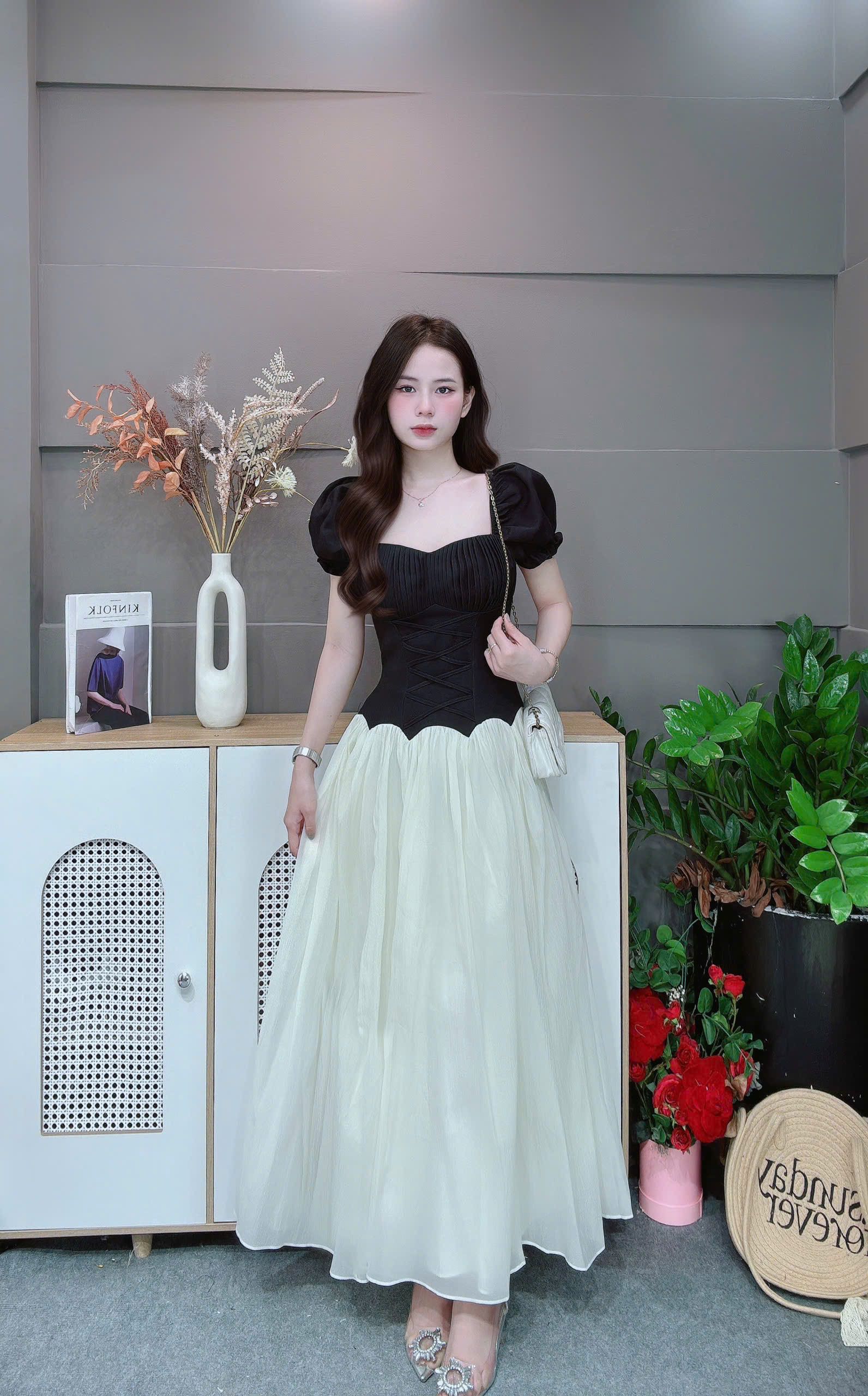 Đầm dài cổ vuông cúp ngực tay bồng đan eo