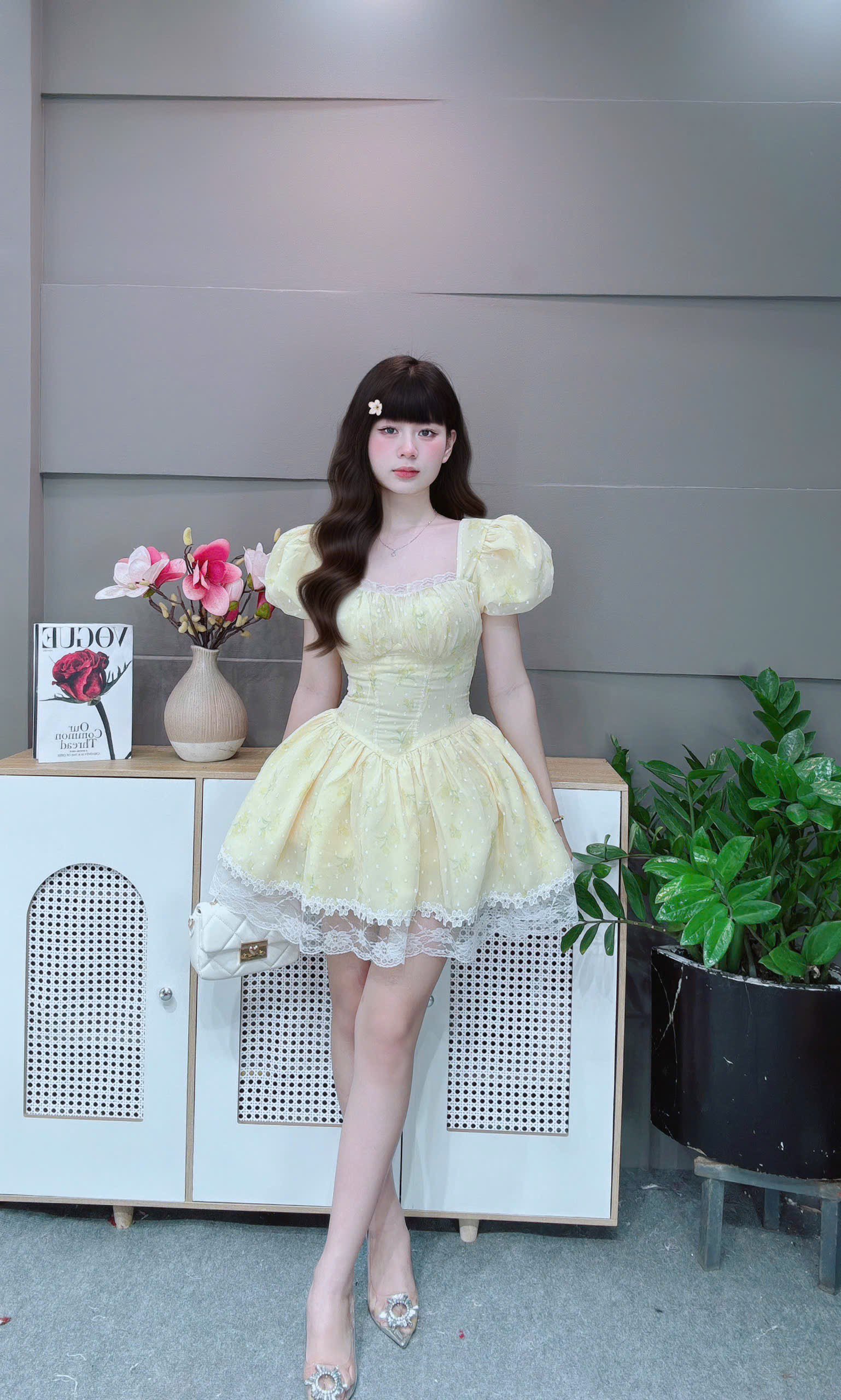 Đầm ngắn cổ vuông ren cúp ngực hoa