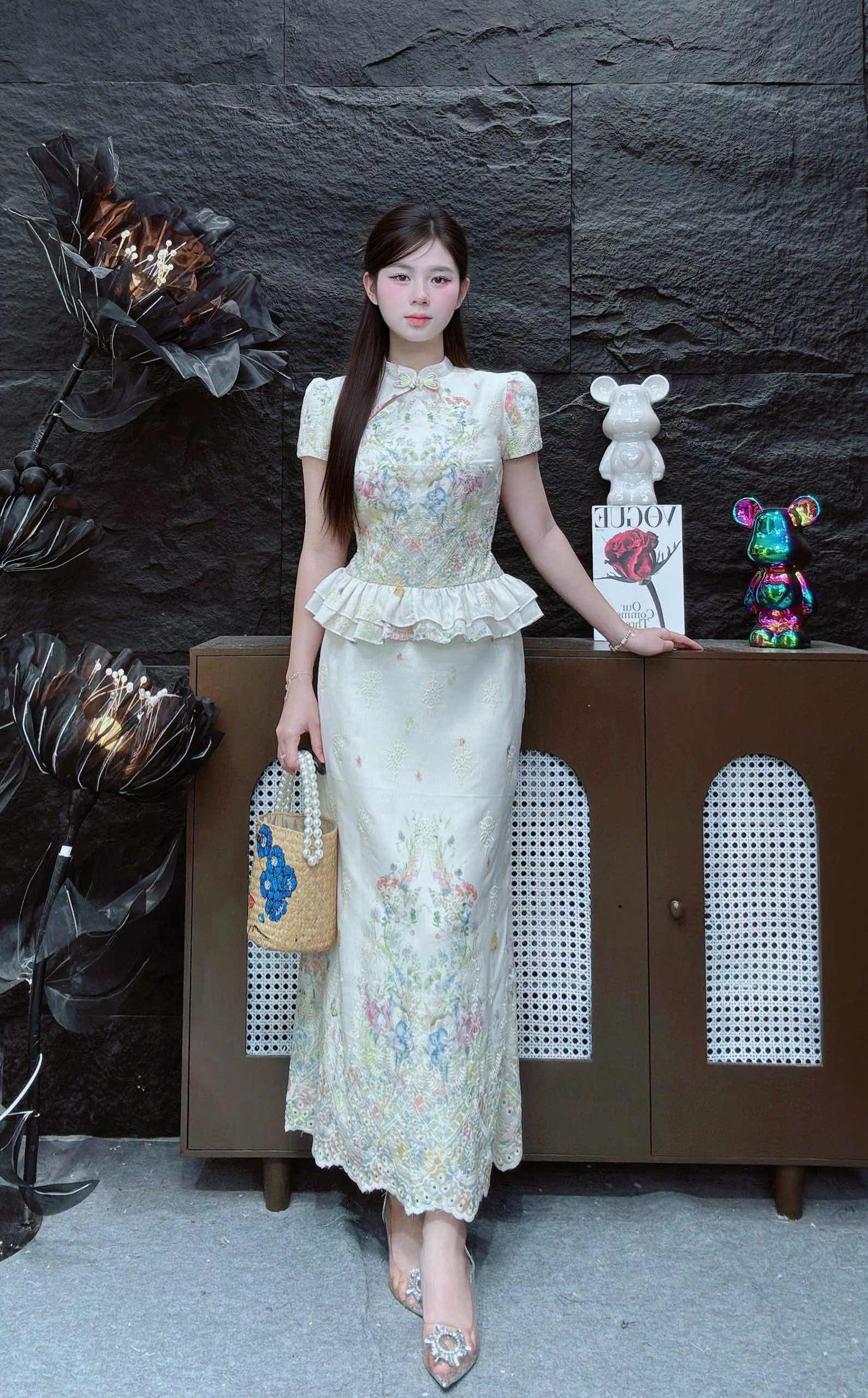 Set áo cổ tàu nút ngọc hoa nổi kèm chân váy dài LS 734220