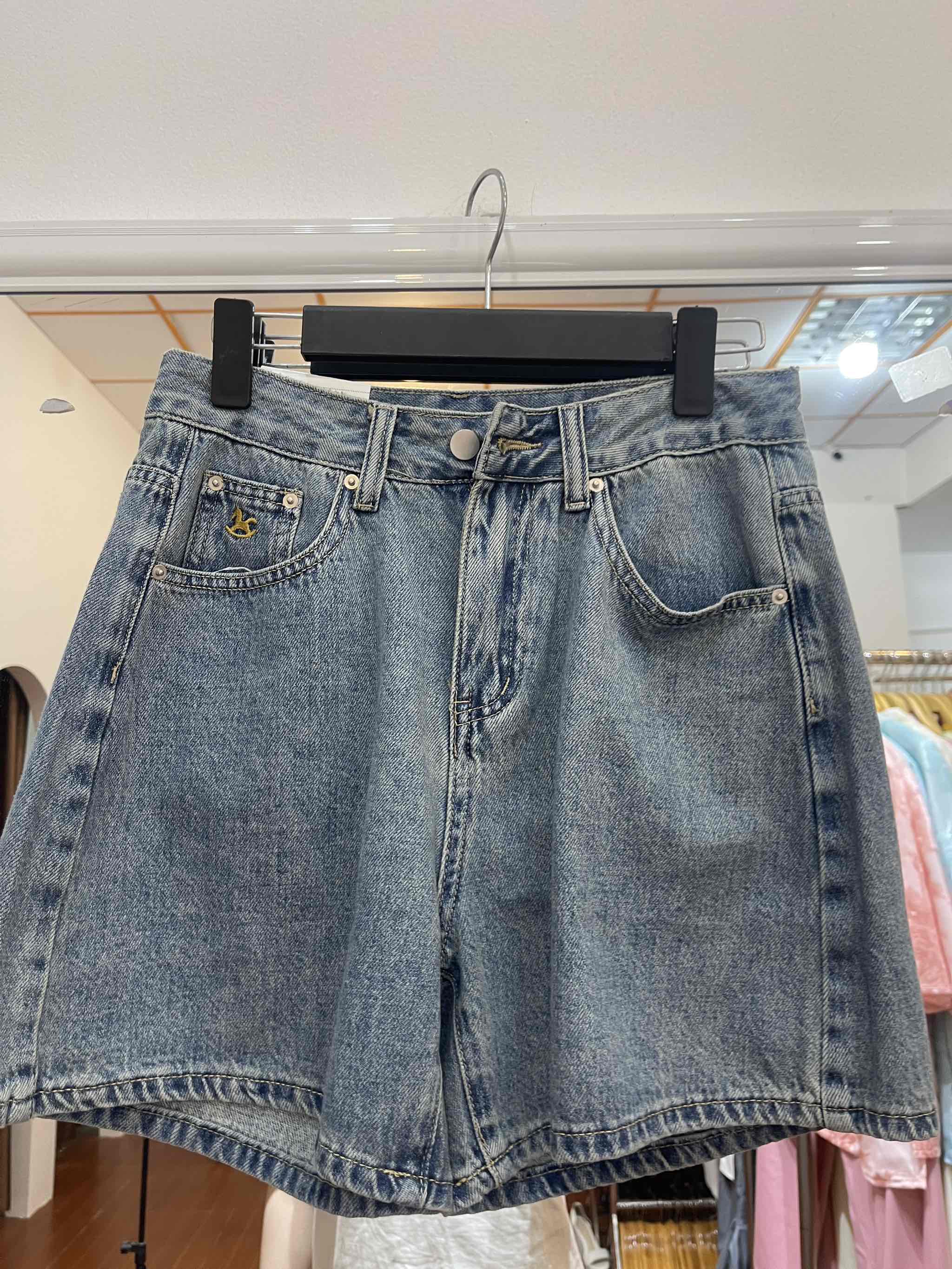 J2886 quần short charm ngựa
