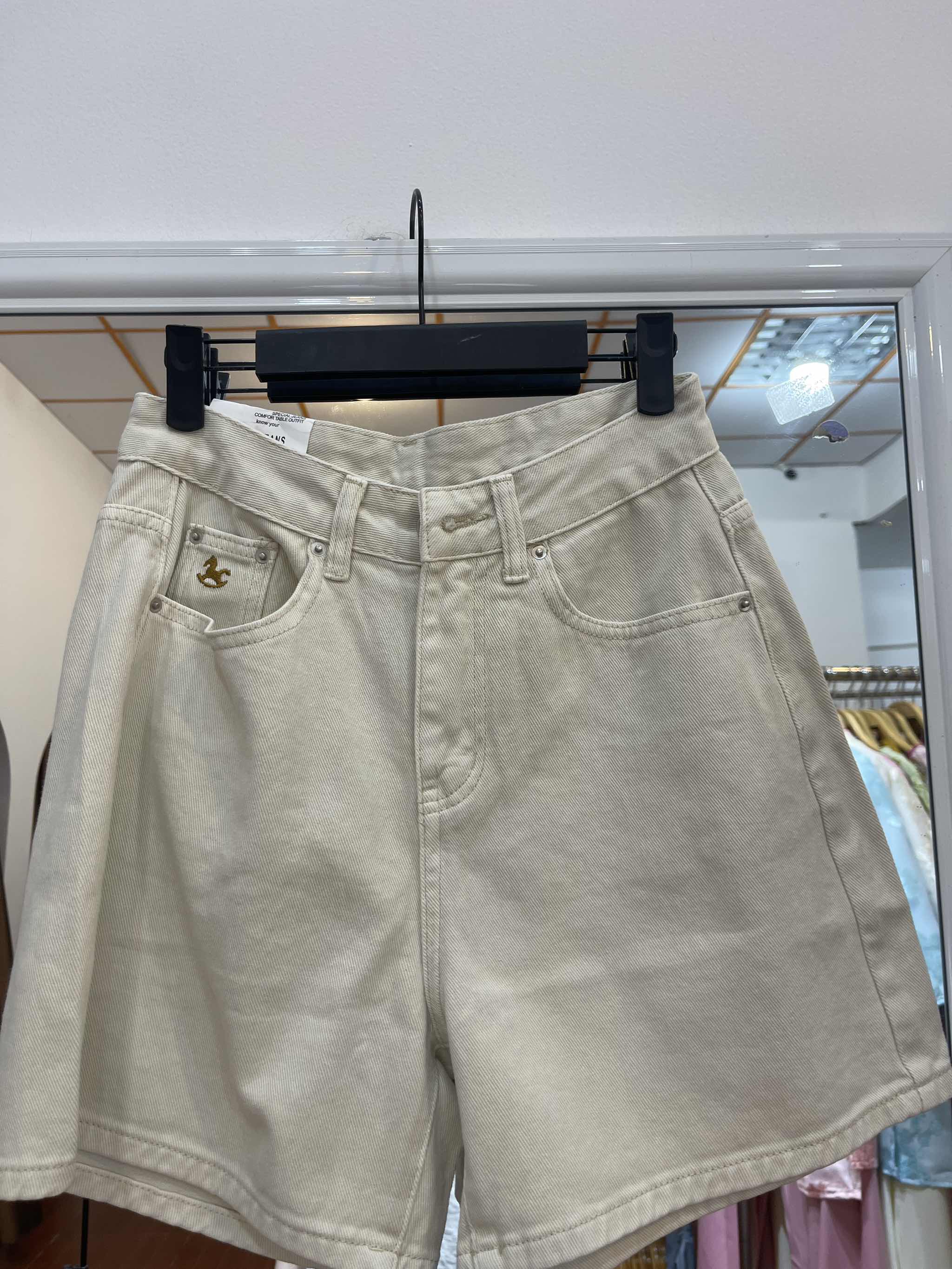 Quần short thêu ngựa túi sau