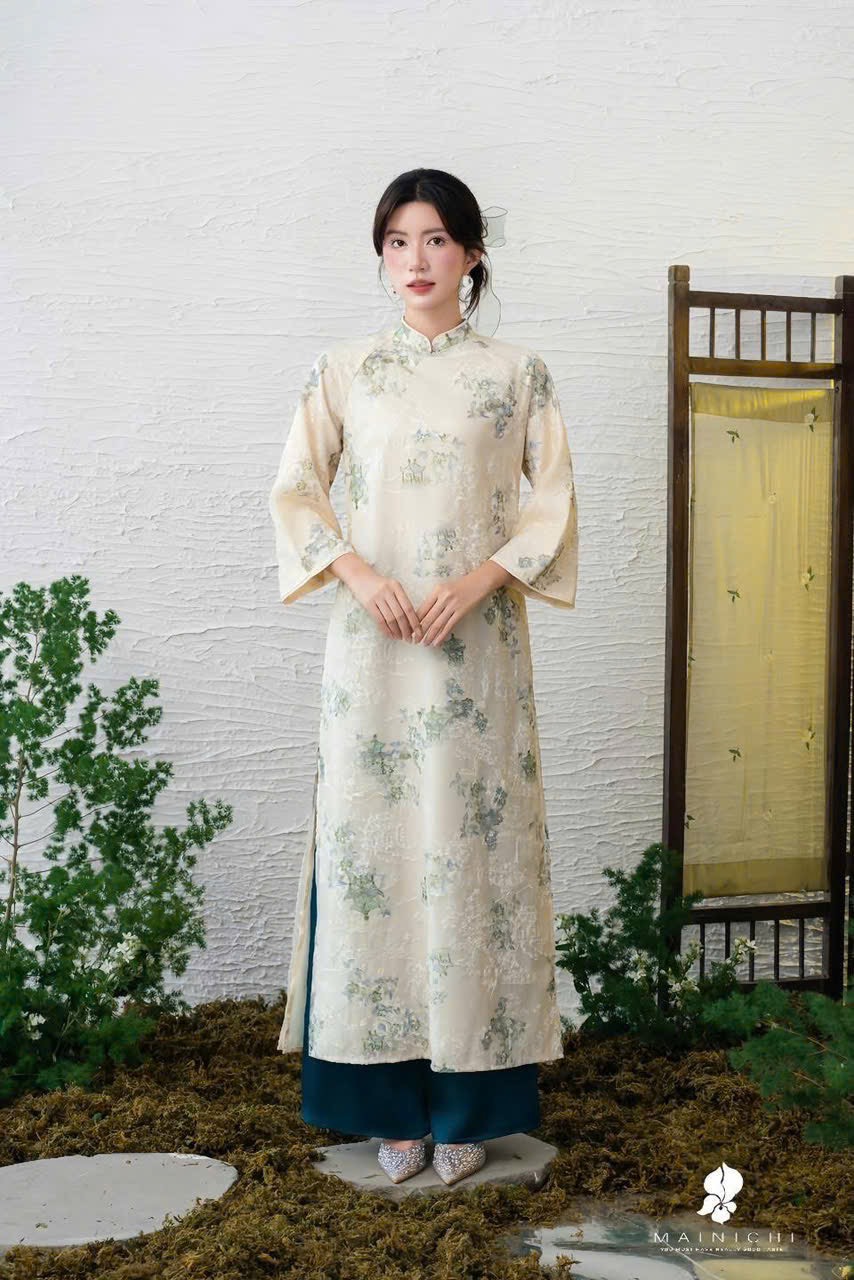 Áo dài cách tân tơ thêu thuỷ mặc tà dài