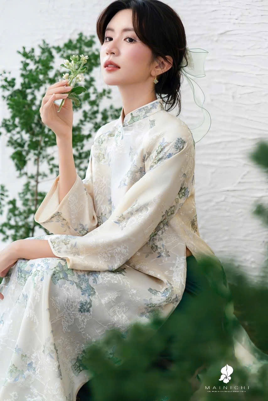 Áo dài cách tân tơ thêu thuỷ mặc tà dài