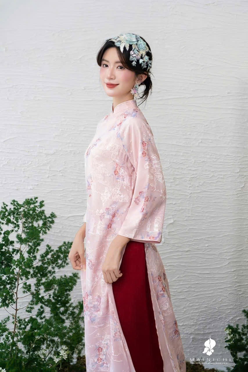 Áo dài cách tân tơ thêu thuỷ mặc tà dài
