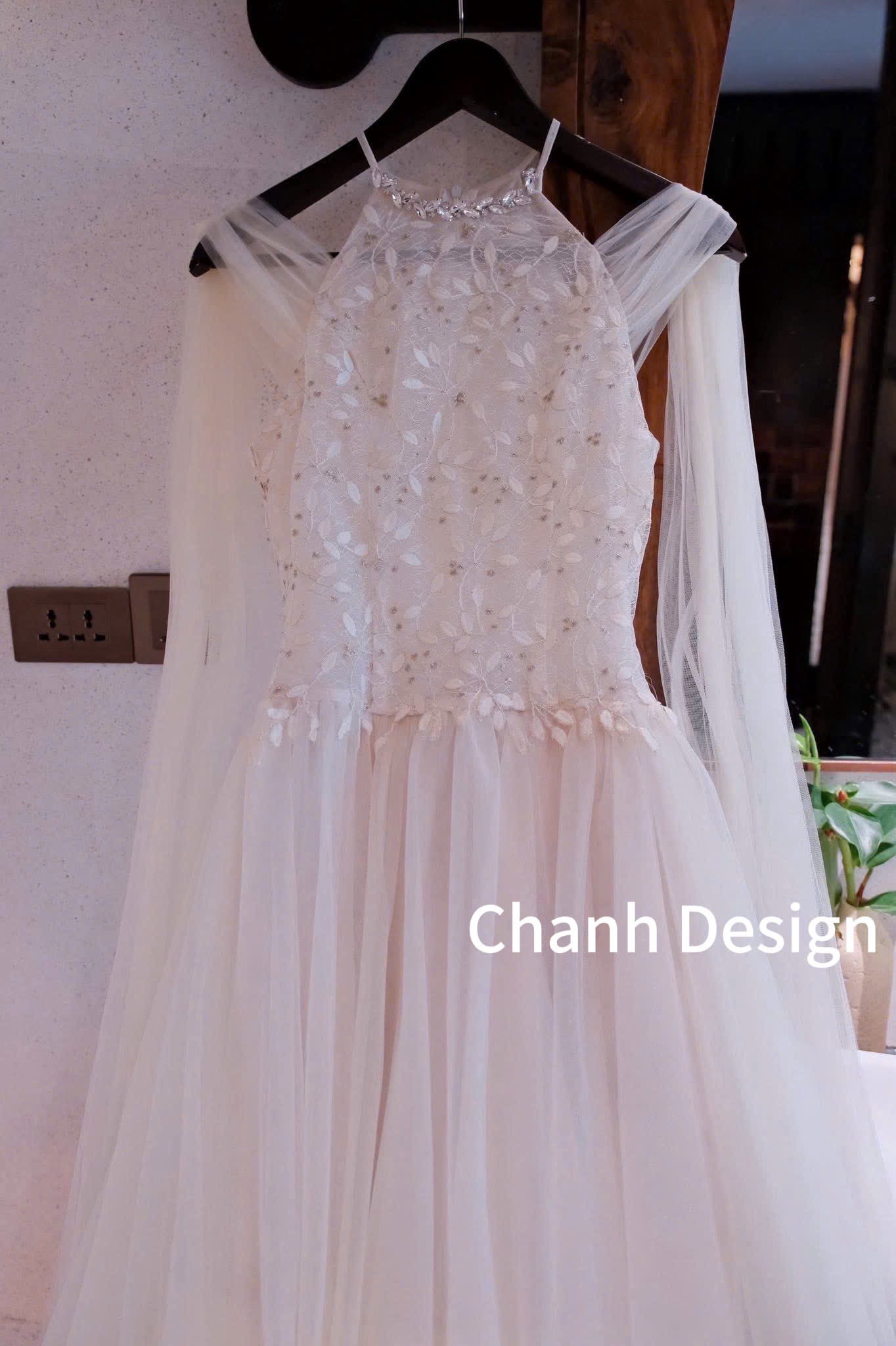 Đầm thiết kế cổ yếm voan tùng xoè