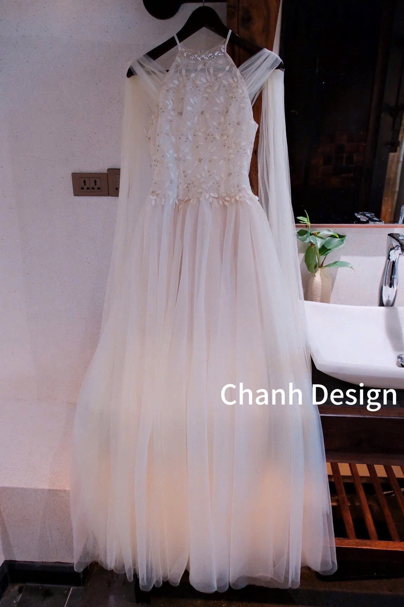 Đầm thiết kế cổ yếm voan tùng xoè