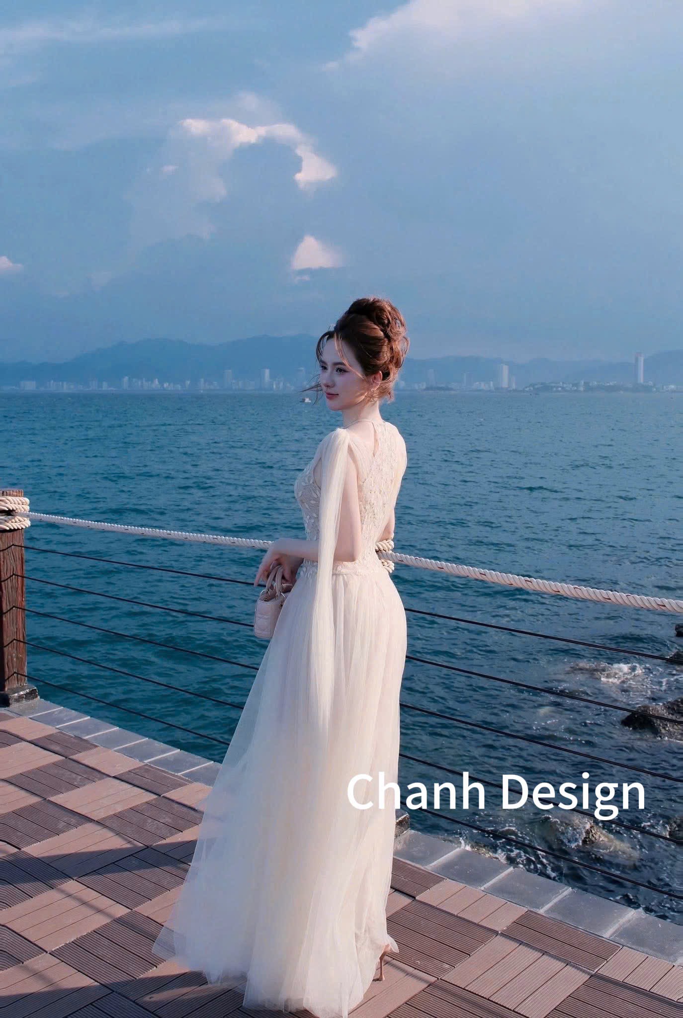 Đầm thiết kế cổ yếm voan tùng xoè